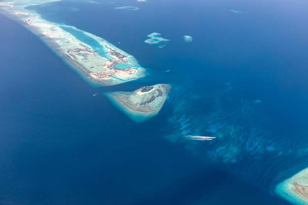 モルディブの首都、マレ。空中風景と海景。橋のある空港島と本島