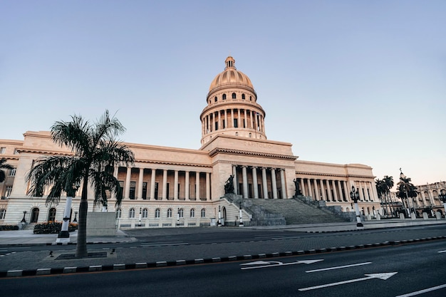 La Habana Vieja Cuba의 국회 의사당 Havana 시내의 메인 스트리트 paseo del prado de marti