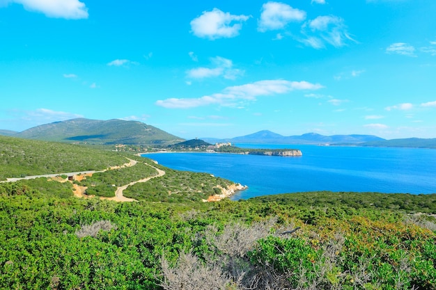 Береговая линия Capo Caccia в ясный день Италия