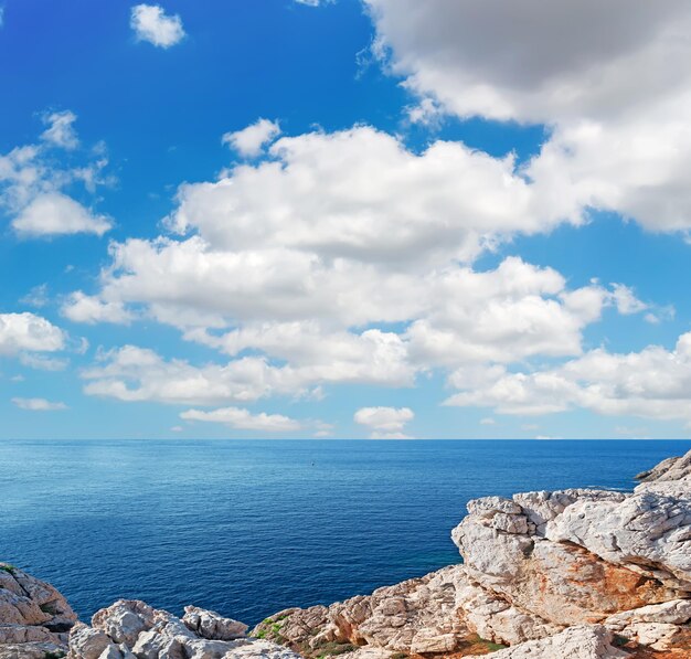 Foto costa rocciosa di capo caccia in una giornata nuvolosa