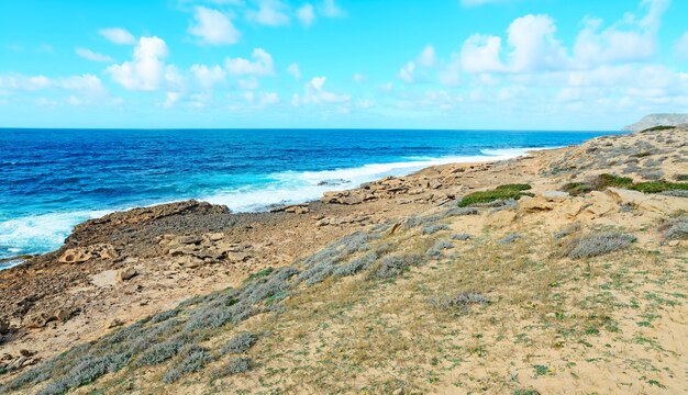 Capo Caccia rotsachtige kust op een bewolkte dag