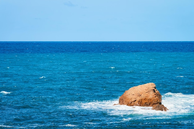 Spiaggia di capo pecora nel mar mediterraneo a buggerru nel sud della sardegna in italia. località sarda italiana con sabbia gialla in sardegna.