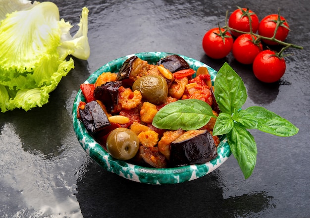 Caponata traditionele Siciliaanse salade gemaakt met aubergine