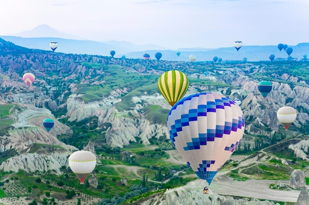 Mongolfiere della cappadocia in turchia mongolfiere all'alba nella valle dell'amore volo in mongolfiera