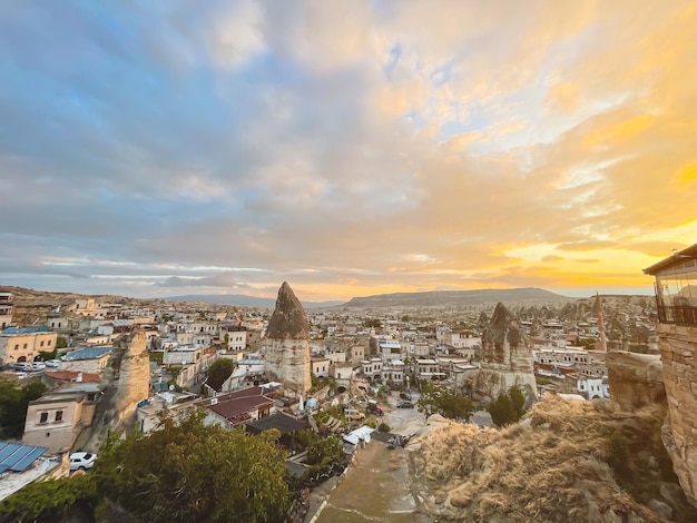 Cappadocia città sotterranea all'interno delle rocce la vecchia città di pilastri di pietra