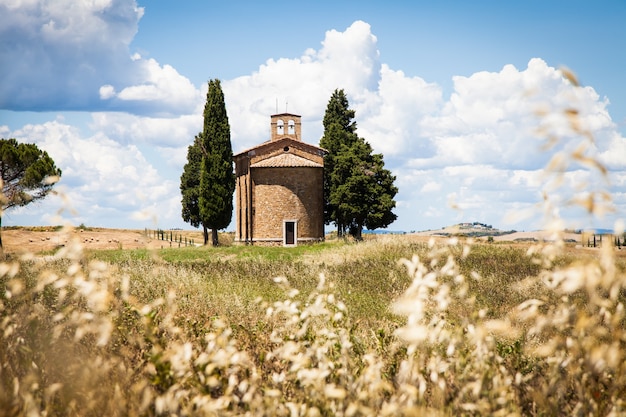 Cappella di Vitaleta（Vitaleta Church）、ヴァルドルチャ、イタリア。トスカーナの国の最も古典的なイメージ。