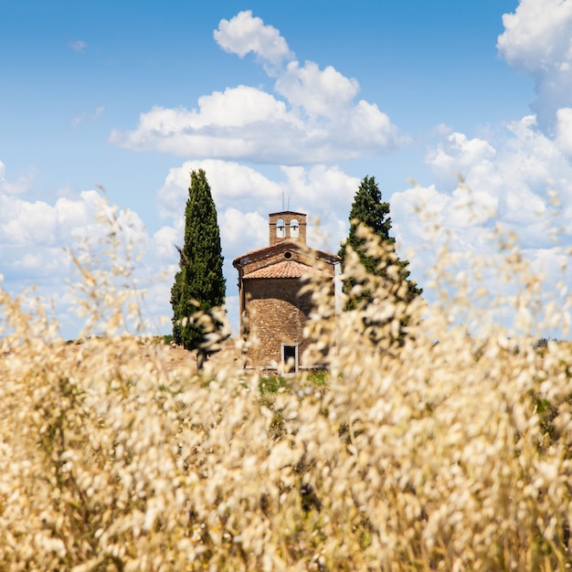 Cappella di Vitaleta（Vitaleta Church）、ヴァルドルチャ、イタリア。トスカーナの国の最も古典的なイメージ。