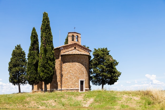 Cappella di Vitaleta（Vitaleta Church）、ヴァルドルチャ、イタリア。トスカーナの国の最も古典的なイメージ。
