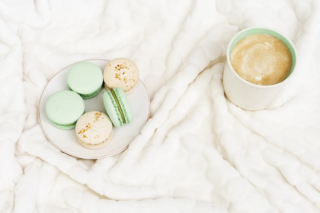 朝食にカプチーノとお菓子。一杯のコーヒーとマカロン