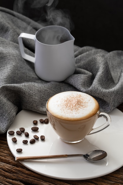 Foto tazza del caffè del cappuccino chiara su fondo di legno per il menu della caffetteria del caffè