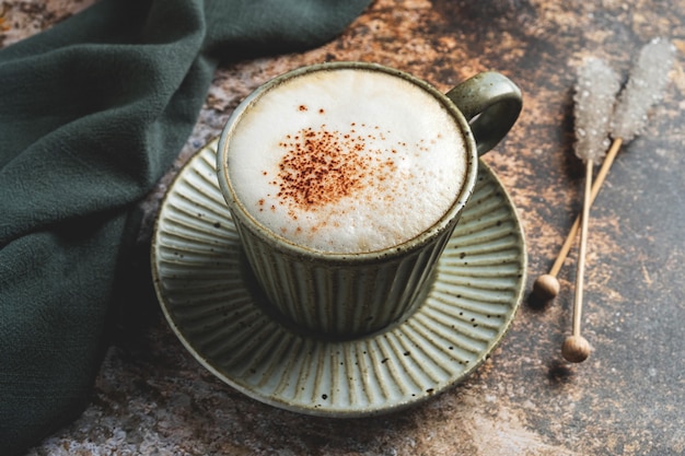 ソーサーにカプチーノコーヒーマグカップ