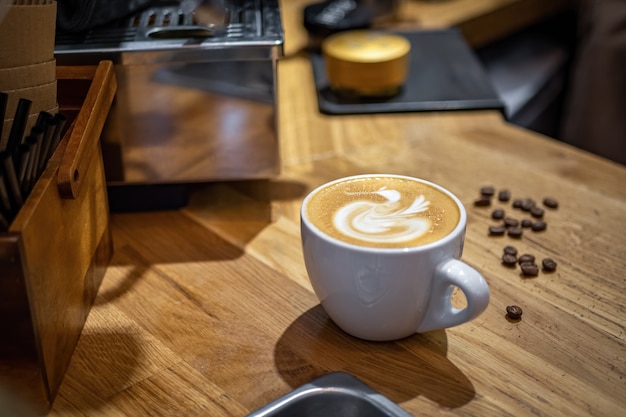 ビンテージカフェで抽象的なパターンを持つカプチーノコーヒー。