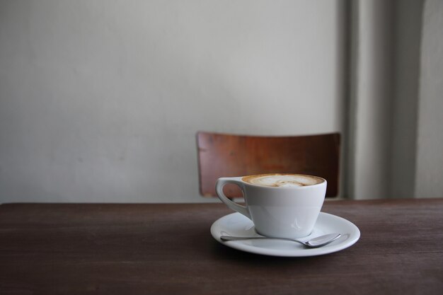 Caffè cappuccino su fondo di legno