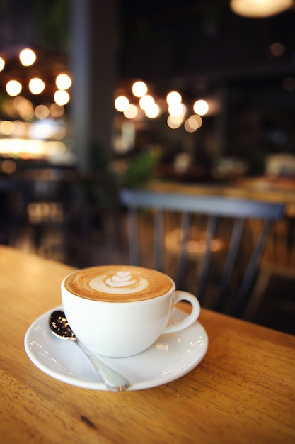 木の背景にカプチーノコーヒー