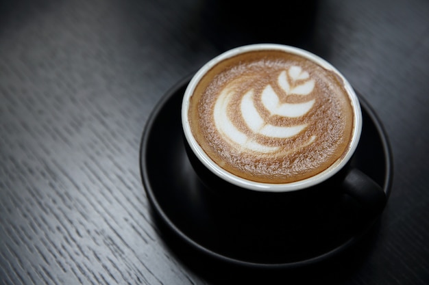 木の背景にカプチーノコーヒー