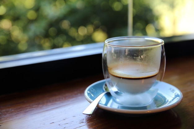 木の背景にカプチーノコーヒー