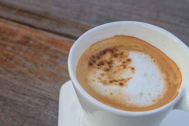 木製テーブル上のカプチーノコーヒー