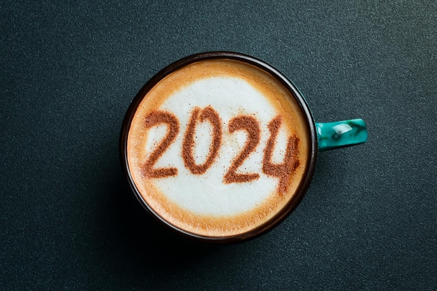 Чашка капучино с надписью "2024" на темном фоне