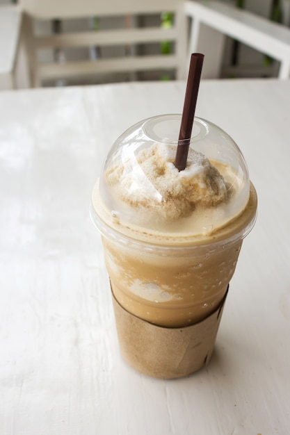 Каппучино frappe в пластиковой чашке.