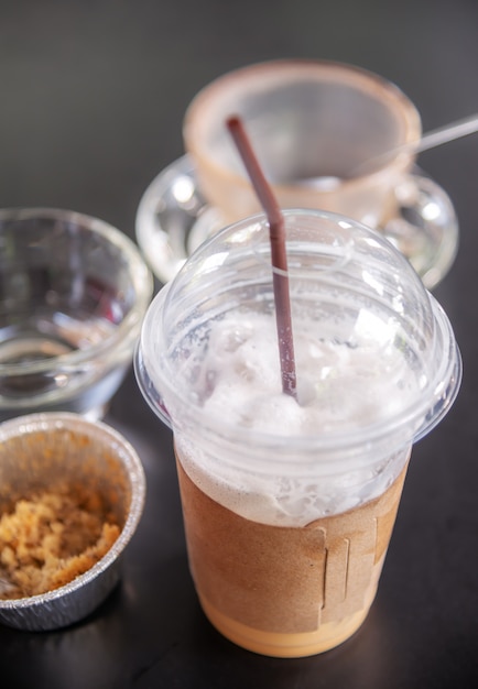 Cappuccino-ijskoffie in een glas