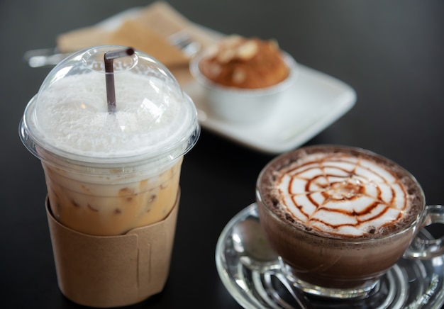 Cappuccino-ijskoffie met cappuccino hete koffie in een glas en een kop