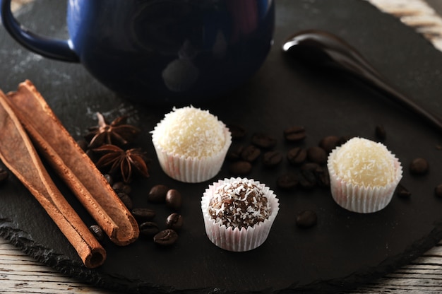 Cappuccino in een mok, kaneel en cupcakes met room en chocolade