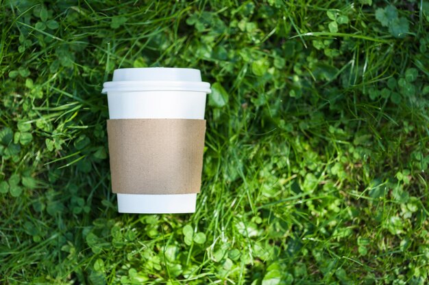 Cappuccino in een papieren beker om leeg te gaan voor tekst