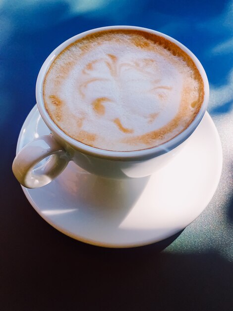 Cappuccino in zomercafé buiten