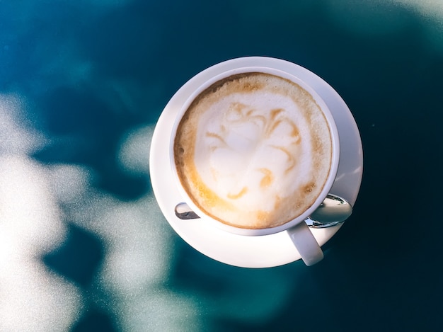 Cappuccino in zomercafé buiten