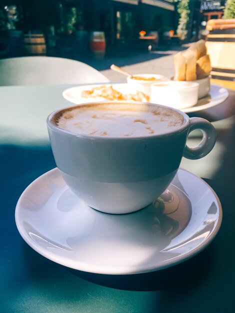 Cappuccino in zomercafé buiten