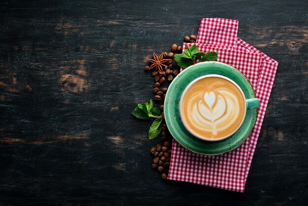 Cappuccino Koffie met melk Op een zwarte houten achtergrond Bovenaanzicht Gratis kopieerruimte