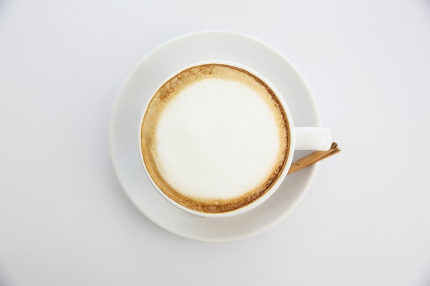 Cappuccino koffie op witte achtergrond