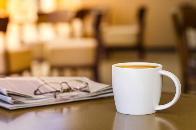 Cappuccino-koffiekop op houten lijst