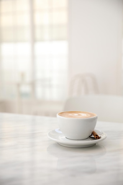 Cappuccino koffiekopje op wit marmeren tafel