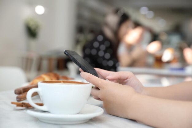 Cappuccino o latte art caffè a base di latte sul tavolo bianco nella caffetteria