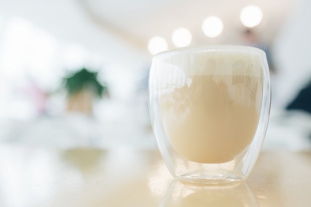 Cappuccino latte of koffie met melk in modern glas met dubbele bodem