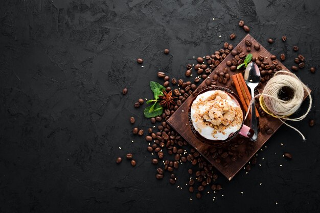 Cappuccino met melk en noten en marshmallow Op een zwarte stenen achtergrond Bovenaanzicht Gratis kopieerruimte