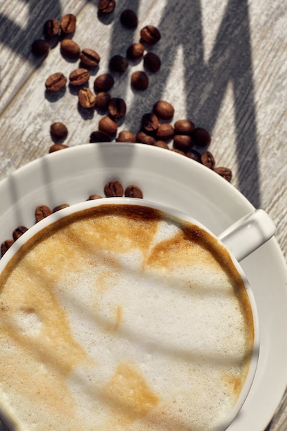 写真 テーブルの上のカプチーノとコーヒー豆