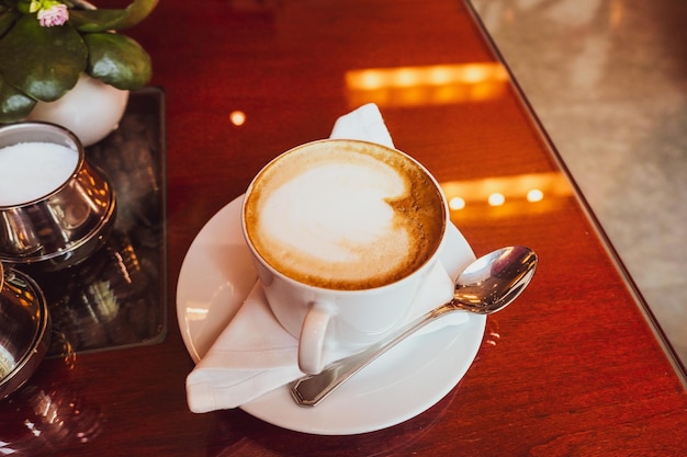 Cappuccino in un ristorante durante una pausa caffè