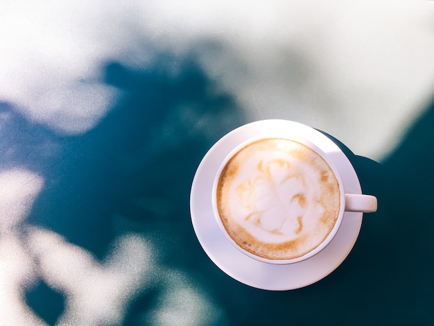 屋外の夏のカフェでカプチーノ