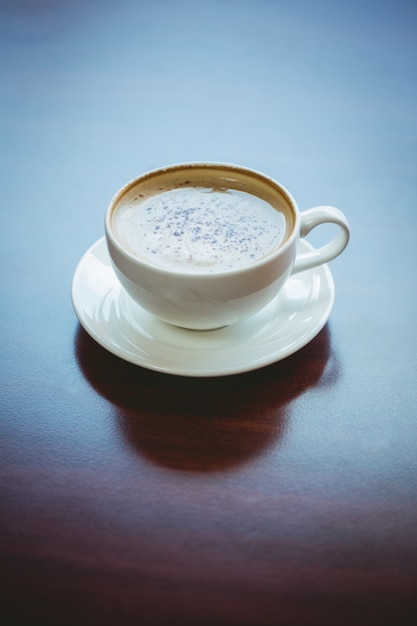 Foto cappuccino sul tavolo nella caffetteria