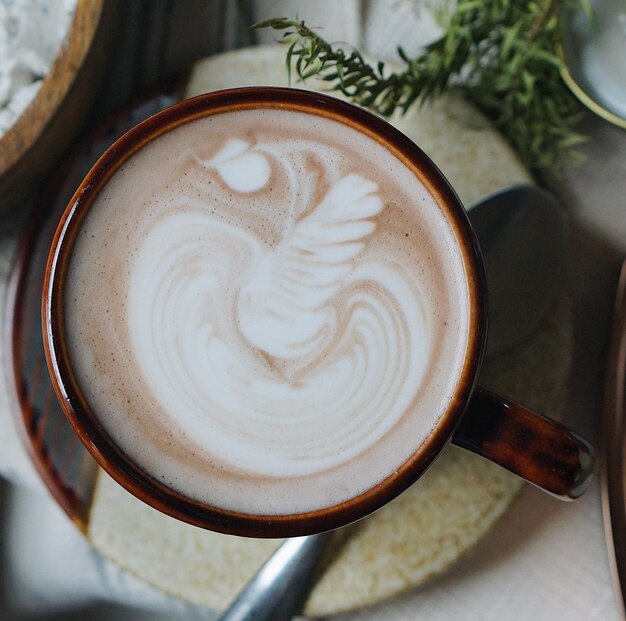 Foto cappuccino sul tavolo.