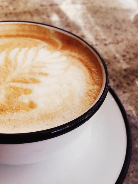 Cappuccino voor ontbijt in cafetaria koffiekopje op tafel in Parijse café