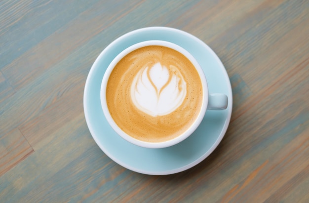 Cappuccinokoffie in een blauwe kop. Veganistische koffie.