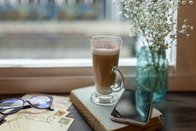 Cappuccinokop voor een venster