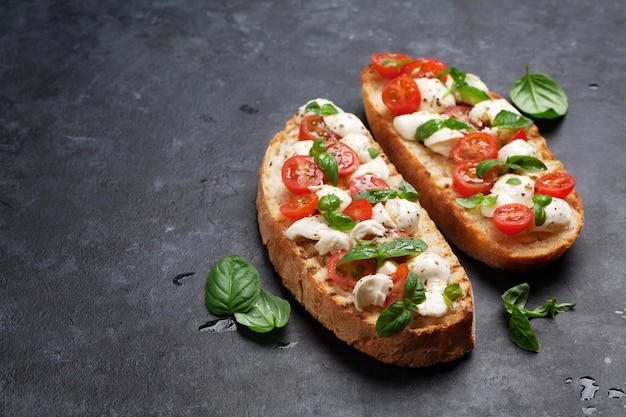 Caprese bruschetta-toast