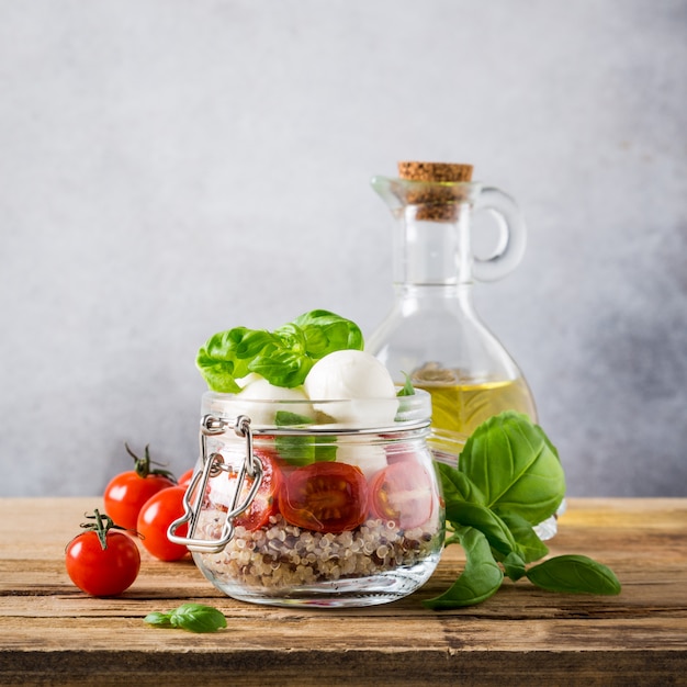 Insalata caprese in barattolo di vetro.