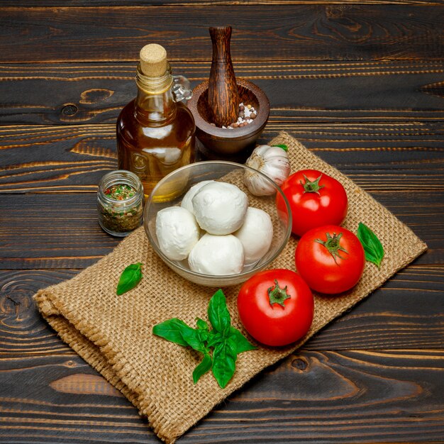 Ингредиенты для салата Капрезе - моцарелла и помидор