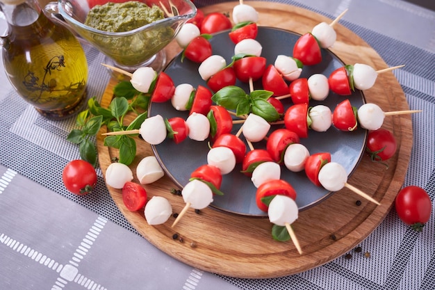 Foto insalata caprese mini mozzarella in ciotola di vetro pomodoro e basilico