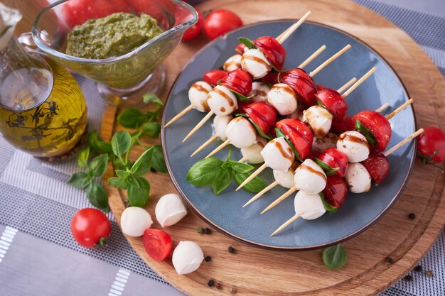 Insalata caprese mini mozzarella in ciotola di vetro pomodoro e basilico